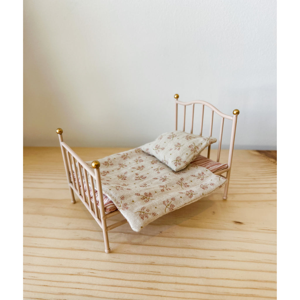 Vintage Bed, Mouse - Rose